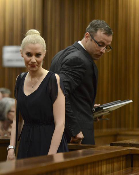 Oscar Pistorius incrocia in tribunale a Pretoria l&#39;ex fidanzata Samantha Taylor, anche lei presente alla fase finale del processo per la morte di Reeva Steenkamp in cui l&#39;atleta paralimpico  stato giudicato colpevole di omicidio colposo. (Getty Images)